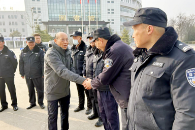 校领导张晋生、曹庆年一行除夕看望慰问一线在岗人员