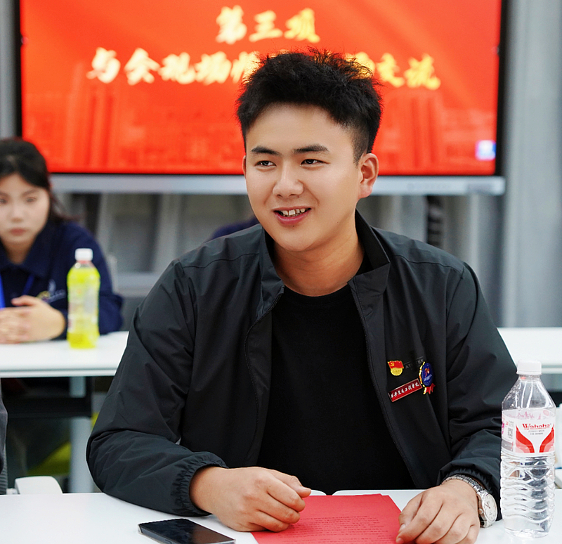 最美教师  贺毅