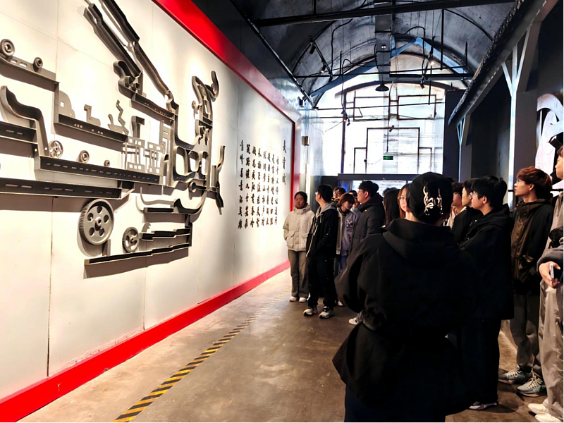 土木与铁道工程学院开展2025级新生专业启蒙教育与“道钉精神”教育实践活动