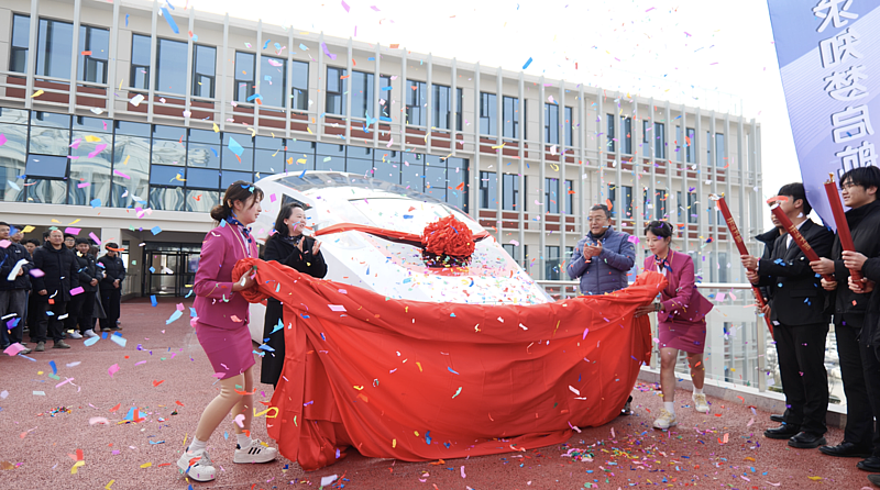 WilliamHill中文官方网站车辆结构实训室模型车“和谐号”“复兴号”落成启用！